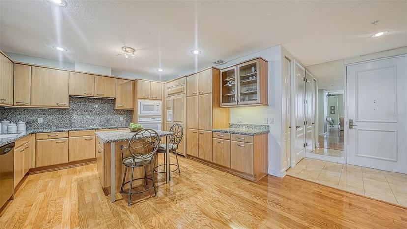 Picture of 1233 N Gulfstream Avenue Unit 502, Sarasota FL 34236