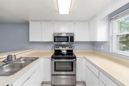 Picture of 10061 Lake Oak Circle, Tampa, FL 33624