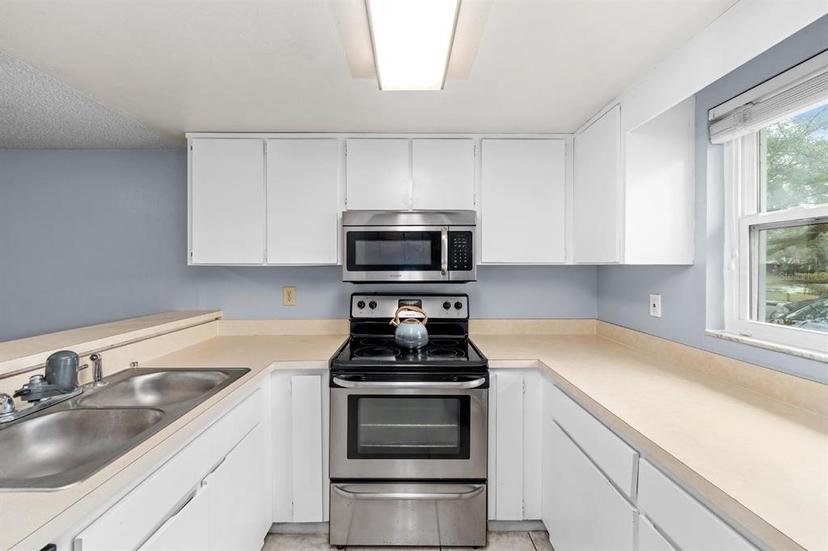 Picture of 10061 Lake Oak Circle, Tampa FL 33624