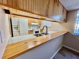 Picture of 1404 Oak Place Unit J, Apopka, FL 32712