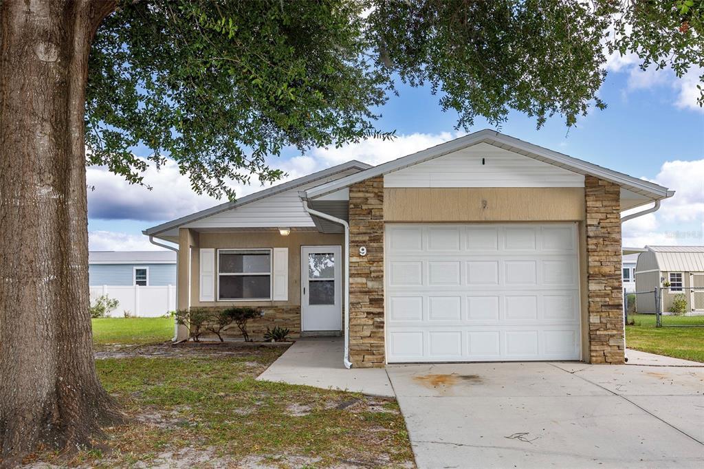 Picture of 9 Cayman Circle, Umatilla, FL 32784