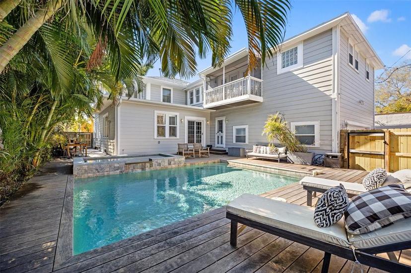 Picture of 425 20Th Avenue Ne, St Petersburg FL 33704