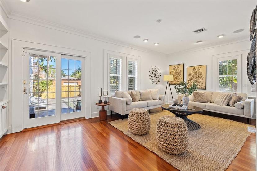 Picture of 425 20Th Avenue Ne, St Petersburg FL 33704