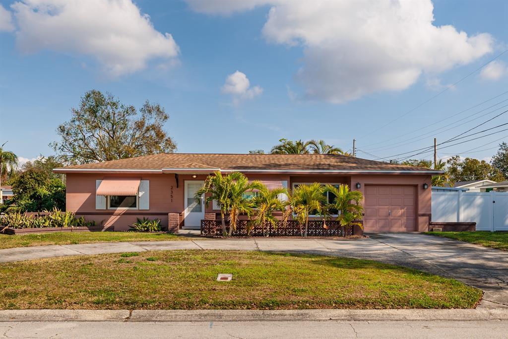 Picture of 2351 Leslee Lake Drive N, St Petersburg, FL 33713