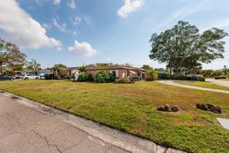 Picture of 2351 Leslee Lake Drive N, St Petersburg, FL 33713