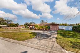 Picture of 2351 Leslee Lake Drive N, St Petersburg, FL 33713