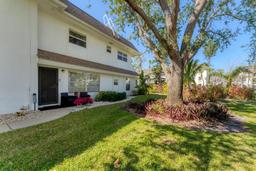 Picture of 527 Sutton Place Unit T-12, Longboat Key, FL 34228