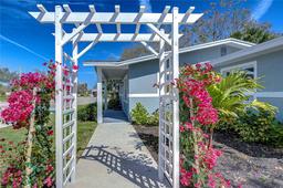 Picture of 245 58Th Street N, St Petersburg, FL 33710