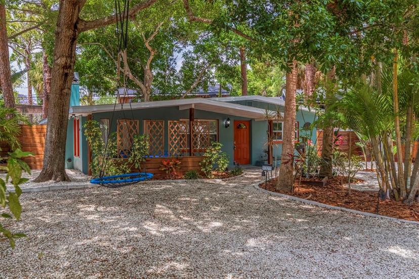 Picture of 1321 Serpentine Drive S, St Petersburg FL 33705