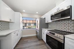 Picture of 19029 Us Highway 19 N Unit 19C, Clearwater, FL 33764