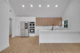 Picture of 6593 Queens Borough Avenue Unit 202, Orlando, FL 32835