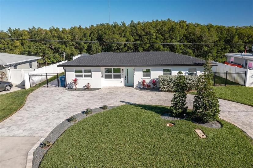 Picture of 9199 Sun Isle Drive Ne, St Petersburg FL 33702