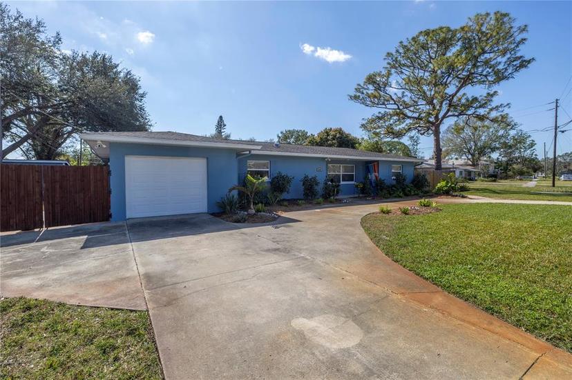 Picture of 686 Southwest Boulevard N, St Petersburg FL 33702