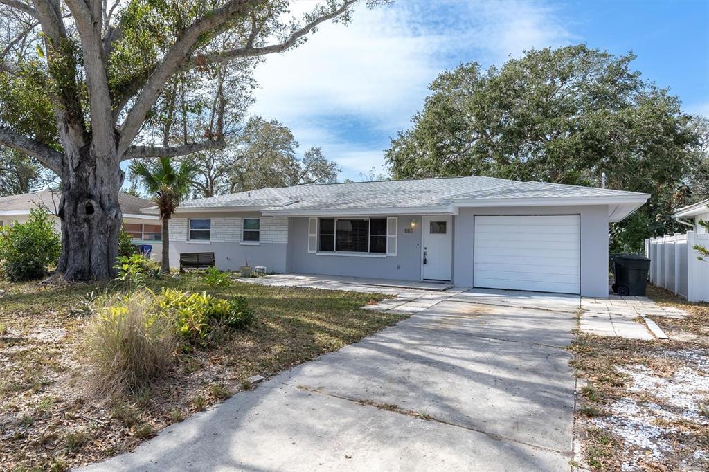 Picture of 686 Manor Drive W, Dunedin, FL 34698