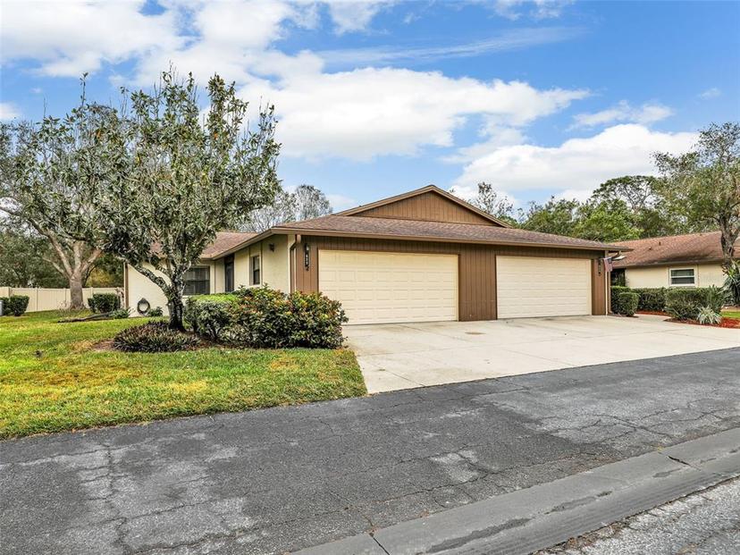 Picture of 623 Oak Hill Circle Unit 28, Sarasota FL 34232