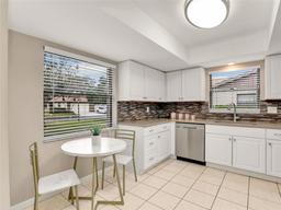 Picture of 623 Oak Hill Circle Unit 28, Sarasota, FL 34232