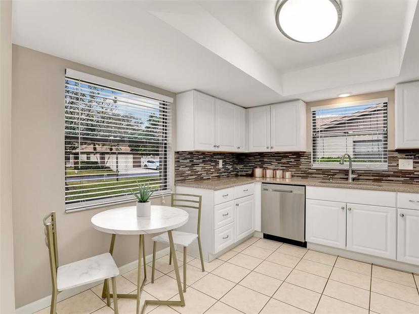 Picture of 623 Oak Hill Circle Unit 28, Sarasota FL 34232