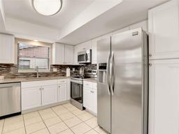 Picture of 623 Oak Hill Circle Unit 28, Sarasota, FL 34232