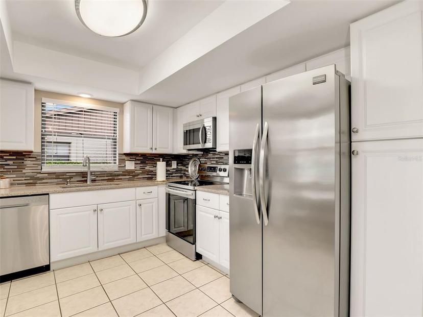 Picture of 623 Oak Hill Circle Unit 28, Sarasota FL 34232