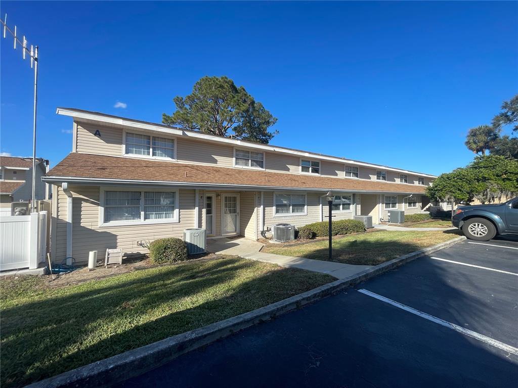 Picture of 11001 SE Sunset Harbor Road Unit A08, Summerfield, FL 34491