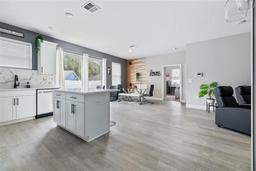 Picture of 113 Plumosus Park Dr, Deland, FL 32724