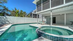 Picture of 462 Island Circle, Sarasota, FL 34242