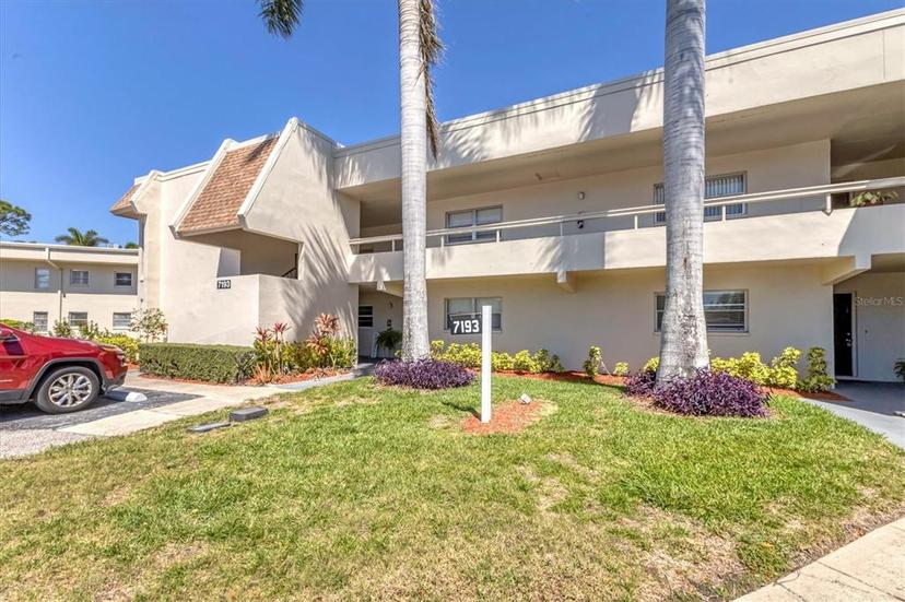 Picture of 7193 W Country Club Drive N Unit 140, Sarasota FL 34243
