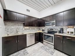 Picture of 2410 W Azeele Street Unit 220, Tampa, FL 33609