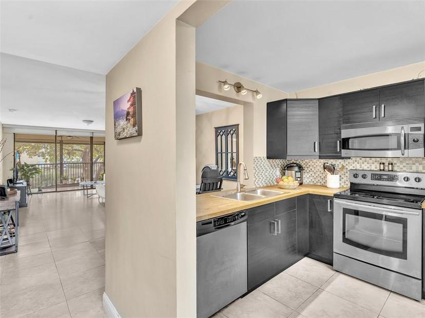 Picture of 8592 W Sunrise Boulevard Unit 202, Plantation FL 33322
