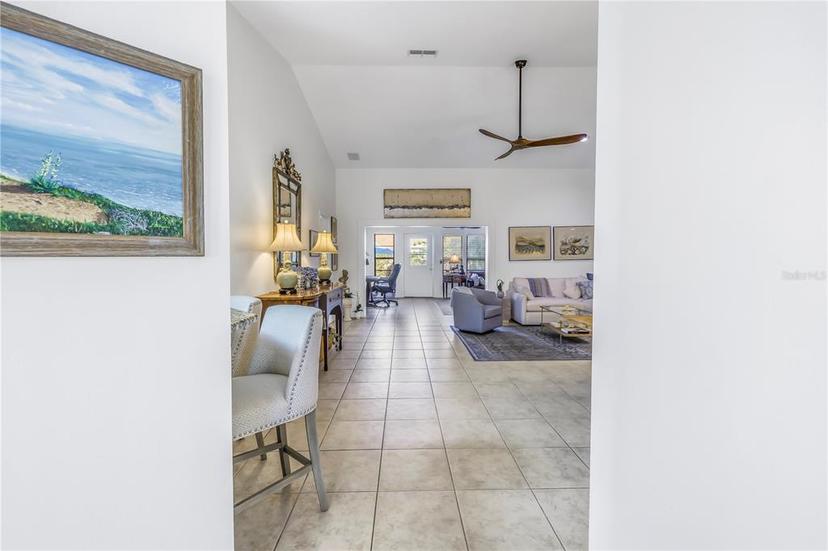 Picture of 992 San Carlos Court Ne, St Petersburg FL 33702