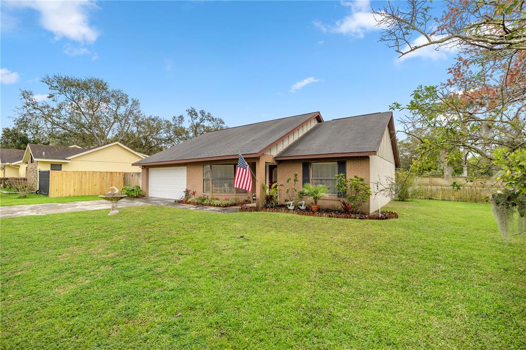 Picture of 1000 Woodward Oaks Circle, Eustis, FL 32726