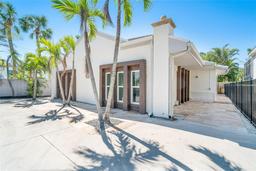 Picture of 115 N Blvd Of The Presidents, Sarasota, FL 34236