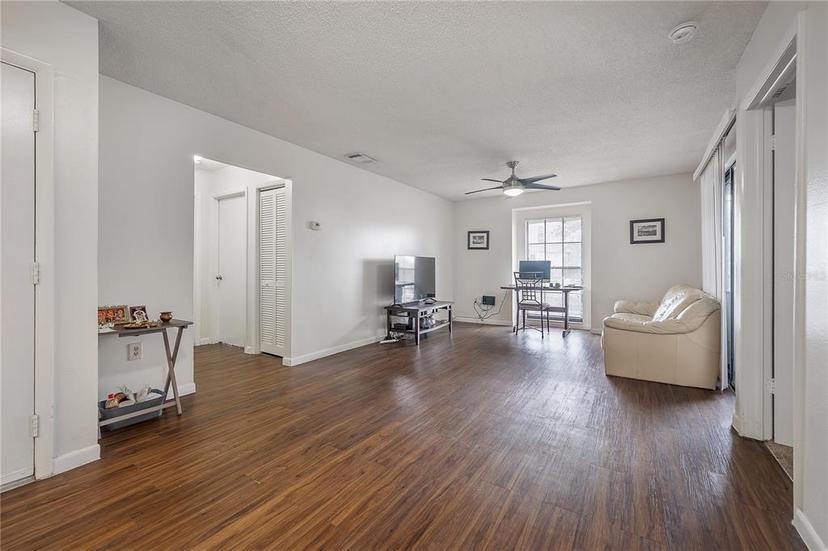 Picture of 4112 Ashford Green Place Unit I203, Tampa FL 33613