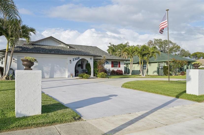 Picture of 1300 Lucaya Avenue, Venice FL 34285