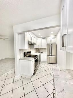 Picture of 209 NE Lincoln Circle N Unit 105, St Petersburg, FL 33702