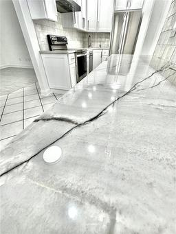 Picture of 209 NE Lincoln Circle N Unit 105, St Petersburg, FL 33702