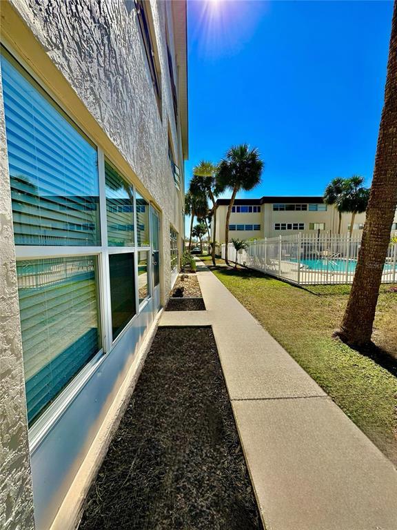Picture of 209 NE Lincoln Circle N Unit 105, St Petersburg FL 33702