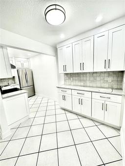 Picture of 209 NE Lincoln Circle N Unit 105, St Petersburg, FL 33702