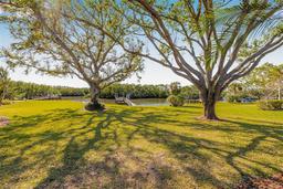 Picture of 9011 Baywood Park Drive, Seminole, FL 33777