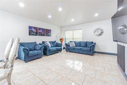 Picture of 822 E Mcewen Avenue, Tampa, FL 33612
