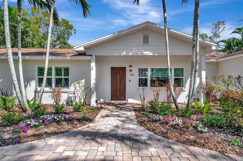 Picture of 1231 Country Club Road N, St Petersburg FL 33710