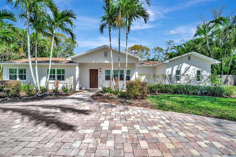 Picture of 1231 Country Club Road N, St Petersburg FL 33710