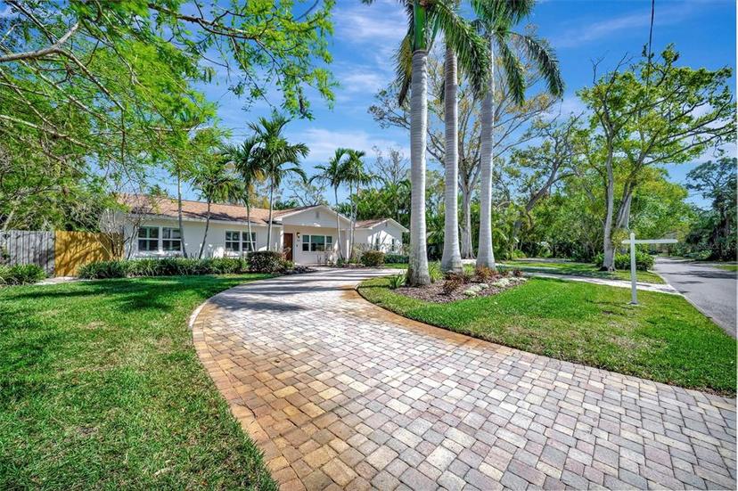 Picture of 1231 Country Club Road N, St Petersburg FL 33710