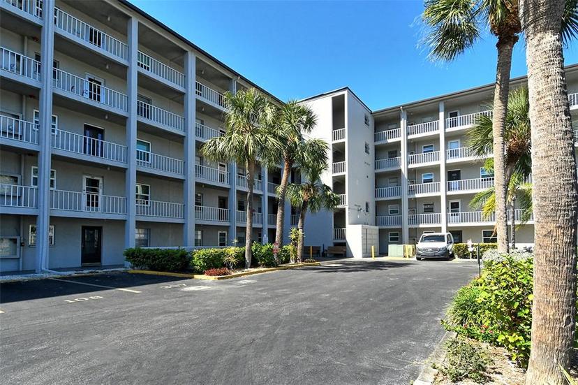 Picture of 3108 Lake Bayshore Drive Unit 211, Bradenton FL 34205