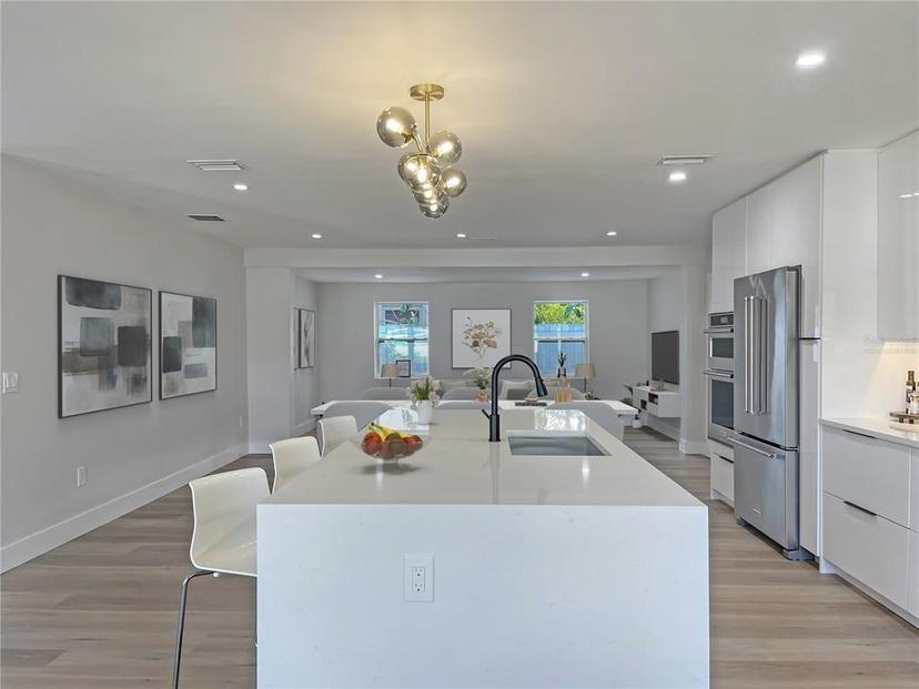 Picture of 525 Lamara Way Ne, St Petersburg FL 33704