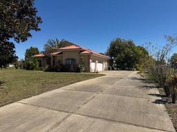 Picture of 433 Lexington Drive, Sebring, FL 33876
