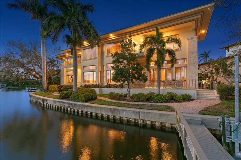 Picture of 950 Monterey Point Ne, St Petersburg FL 33704