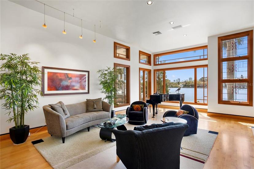 Picture of 950 Monterey Point Ne, St Petersburg FL 33704