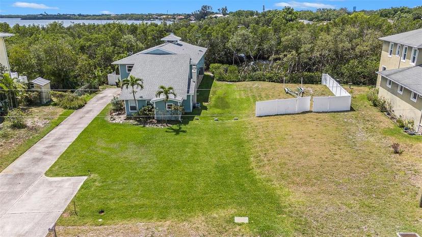Picture of 734 Weedon Drive Ne, St Petersburg FL 33702