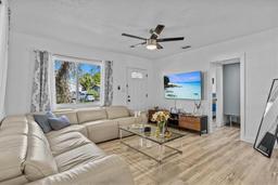 Picture of 164 NW Lincoln Circle N, St Petersburg, FL 33702
